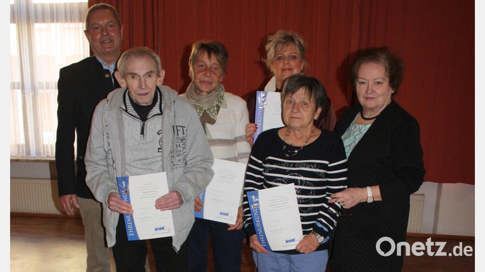 Bürgermeister Joachim Neuß (von links), Herbert Hecht, Elisabeth Lehner, Vorsitzende Heidi Deinlein, Johanna Mutzbauer und Kreisverbandsvorsitzende Marianne Kies-Baldasty. Bild: VdK-Auerbach/exb