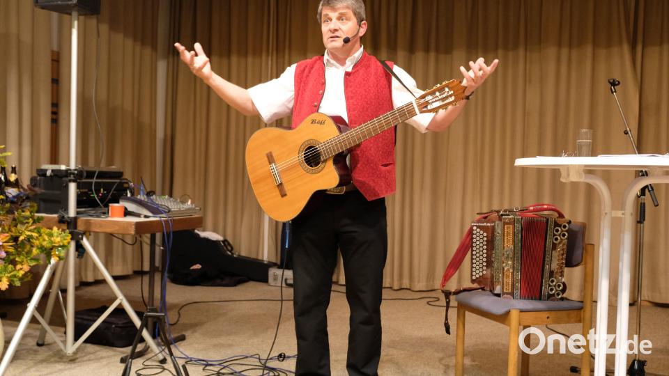 In der bayerischen Gstanzl-Szene bekannt wie ein bunter Hund: Am Samstagabend begeistert "Bäff" in Pressath Bild: do