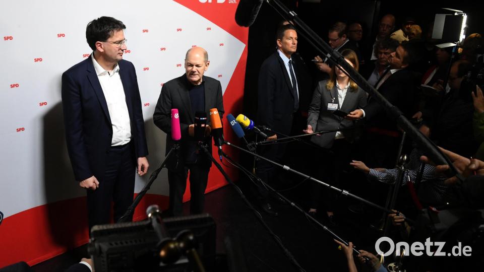 Bundeskanzler Olaf Scholz (Mitte) ist bei der Pressekonferenz mit dem SPD-Landesvorsitzenden Florian von Brunn (links) eher spröde. Bild: Felix Hörhager