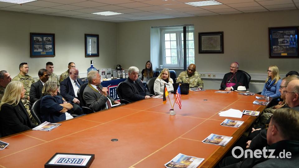 Am großen Konferenztisch im Wasserturm sucht Bischof Rudolf Voderholzer das Gespräch mit den Soldaten der US-Armee und der Bundeswehr sowie deutschen und amerikanischen Zivilangestellten. Bild: mor