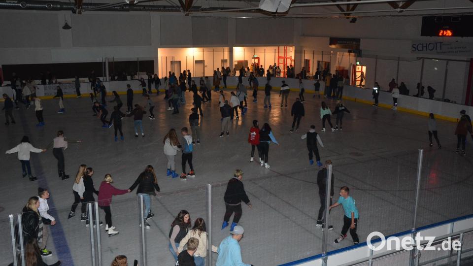 Mächtig was los war am Samstagabend zum Saisonauftakt bei der Eisdisco in der Mitterteicher Eissporthalle. Rund 500 Eisläuferinnen und Eisläufer bevölkerten die Eisfläche und genossen nach der Generalsanierung die Eissporthalle. Heiße Musik von DJ Marco sorgte für ein tolles Feeling und bisweilen Gänsehautstimmung. Bild: jr