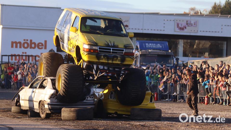 Zerstören, zerquetschen, zermalmen. Monster-Trucks machten lädierte Autos endgültig platt. Bild: mfh