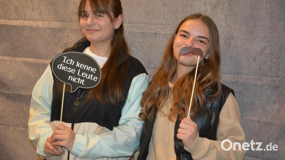 Ließen sich gerne in der Fotobox und von den Oberpfalz-Medien ablichten, Lea (links) und Sophia. Bild: jr