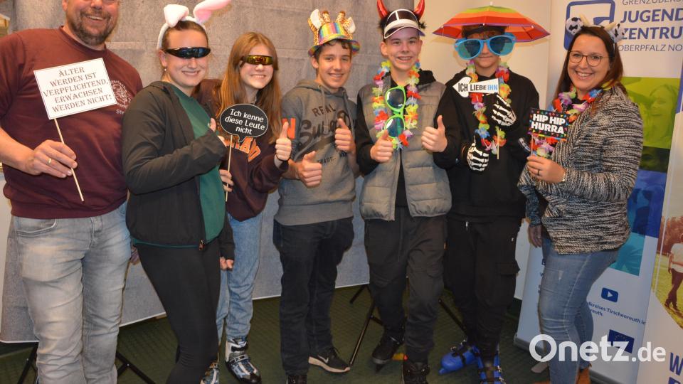 Über 250 Mal wurde auf den Auslöser der Fotobox gedrückt, wie hier mit Kreisjugendring-Geschäftsführerin Sandra Schug (rechts) und KJR-Vorstandsmitglied Stefan Zant (links). Dank der Kooperation Stadt Mitterteich und Kreisjugendring konnte der Eintritt bei der Eisdisco kostenlos gehalten werden. Bild: jr