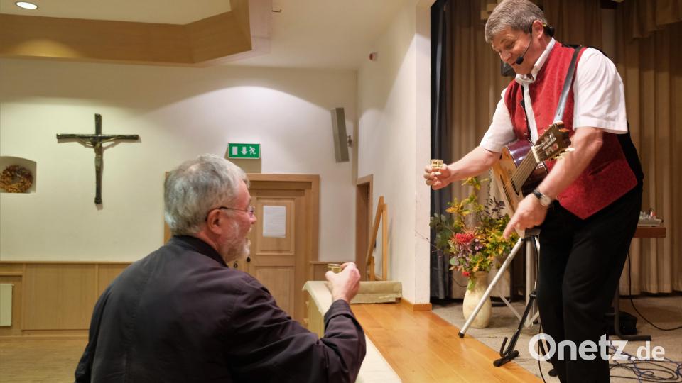 Ein "Nusserer" zwischen Bäff und Pfarrer Edmund Prechtl musste sein Bild: do