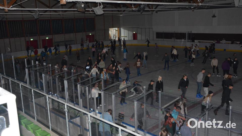 Mächtig was los war am Samstagabend zum Saisonauftakt bei der Eisdisco in der Mitterteicher Eissporthalle. Rund 500 Eisläuferinnen und Eisläufer bevölkerten die Eisfläche und genossen nach der Generalsanierung die Eissporthalle. Heiße Musik von DJ Marco sorgte für ein tolles Feeling und bisweilen Gänsehautstimmung. Bild: jr