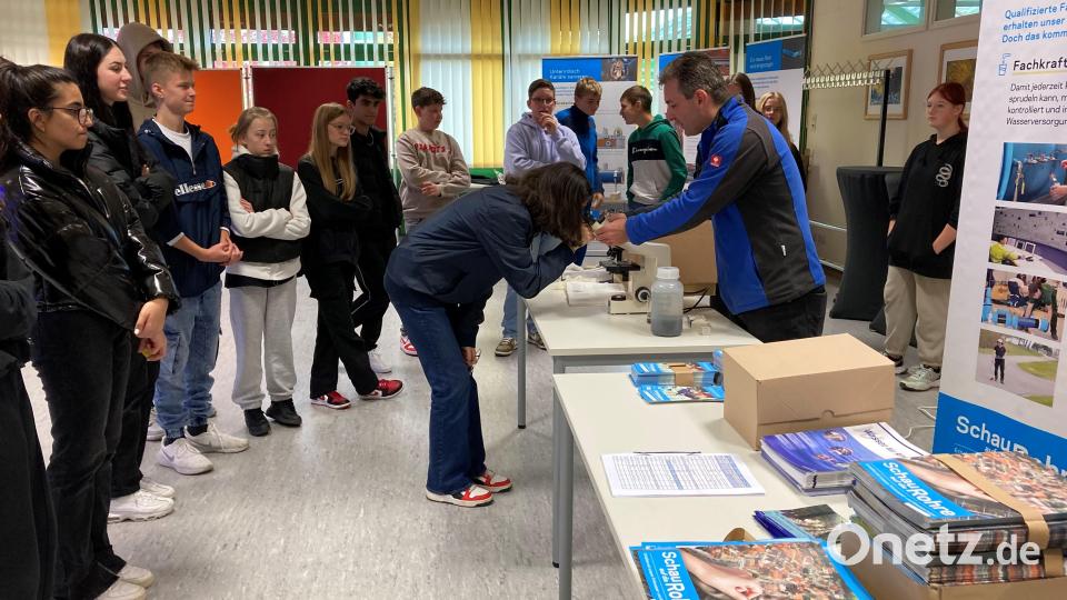 Die Ausstellung „Schau auf die Rohre“ in der Krötensee-Mittelschule. Bild: Birgitte Bachmann/exb