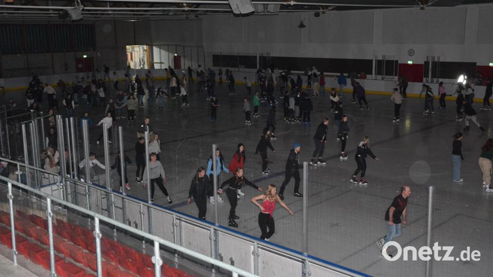 Eisdisco-Atmosphäre am Samstagabend auf der Eisfläche des Mitterteicher Eisstadions Bild: jr