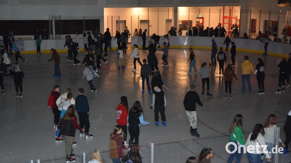 Mächtig was los war am Samstagabend zum Saisonauftakt bei der Eisdisco in der Mitterteicher Eissporthalle. Rund 500 Eisläuferinnen und Eisläufer bevölkerten die Eisfläche und genossen nach der Generalsanierung die Eissporthalle. Heiße Musik von DJ Marco sorgte für ein tolles Feeling und bisweilen Gänsehautstimmung. Bild: jr