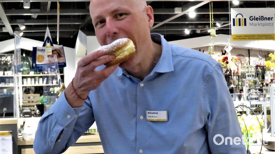 Mahlzeit! Auch Jörg Kulzer, Geschäftsführer und Juniorchef im Möbelhaus Gleißner, hat sich bereits zweimal in Folge an der Aktion "Krapfenschmaus" beteiligt und jedes Mal einen Krapfen mehr bestellt. Schließlich naschen Chefs ebenso gern wie ihre Mitarbeiterinnen und Mitarbeiter. Bild: ubb