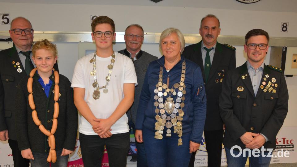 Gekürt haben die Concordia-Schützen ihre neuen Könige. Im Bild (von links) Vorsitzender Martin Dietz, Michael Bauer, Jungschützenkönig Lukas Weiß, Bürgermeister Max Bindl, Schützenkönigin Helga Bindl, Peter Bauernfeind und Schützenmeister und Sportleiter Martin Fellner. Bild: jr