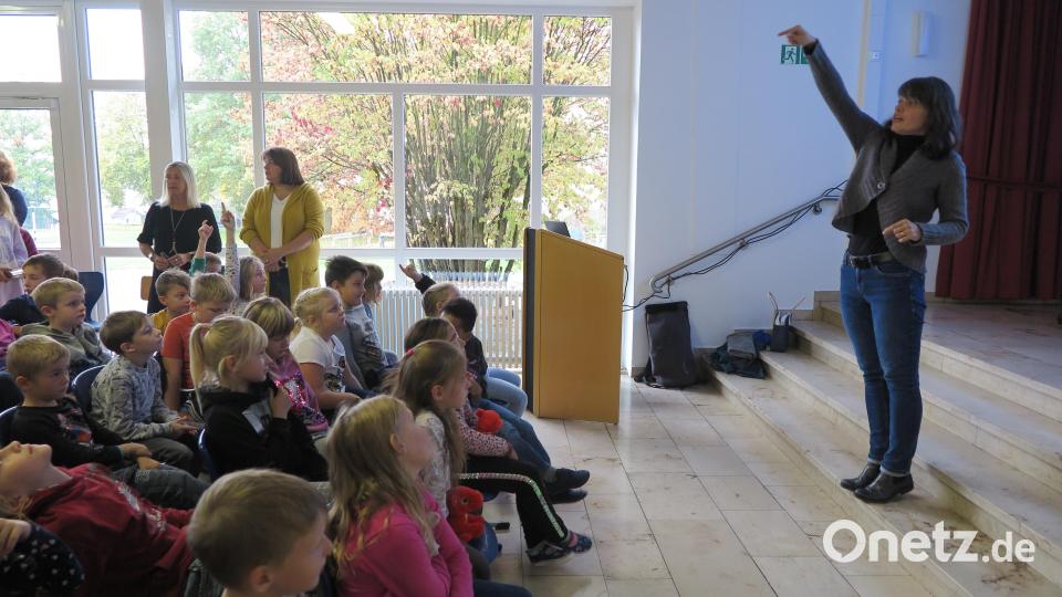 Bereitwillig beantwortete Christina Zetlmeisl Fragen der Schulkinder. Bild: jzk