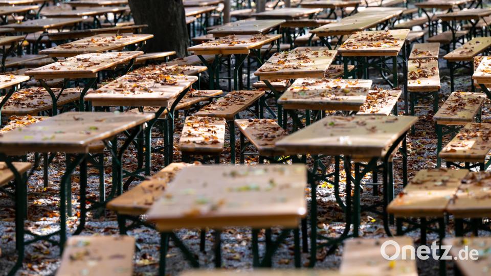 Laub liegt auf den Biertischen eines Biergarten. Eine Studie zeigt, dass es den Bayern trotz Wirtschaftswachstum nicht besser, sondern schlechter geht. Bild: Sven Hoppe