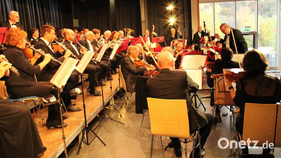 Ein abwechslungsreiches Konzert mit Walzern, Polkas und Märschen aus bekannten Operetten servierte das Neustädter Salonorchester unter der Leitung von Nicolaus Dick den gut 300 begeisterten Zuhörern in der Stadthalle. Bild: prh