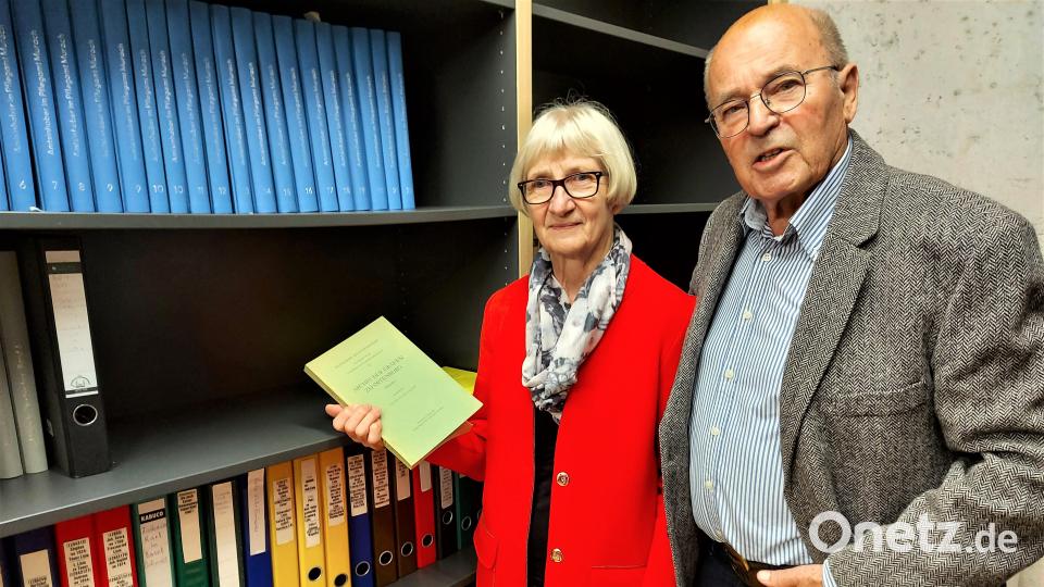 Christa Zapf führt Maximilian Zinnbauer durch das neue Stadtarchiv, wo die „Blaue Reihe“ und die zahlreichen Ordner zu Zinnbauers Familienforschung einen Ehrenplatz haben. Bild: lg