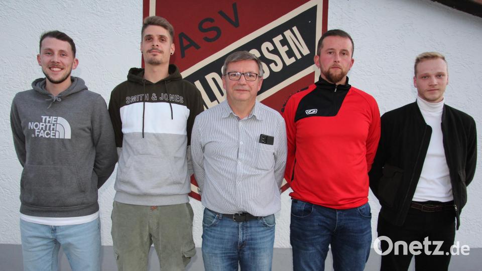Dieses Quintett bildet die Führungsspitze des ASV Waldsassen: Von links Schriftführer Max Menzl, (neu), Dritter Vorsitzender Jan Altrock (neu), Vorsitzender Günther Heß, Zweiter Vorsitzender David Bindl und Kassier Fabian Männer (neu). Bild: kro