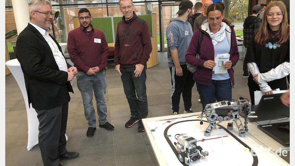 Die von einer Spezial-Software unterstützte Roboter-Technik wurde in der Aula vorgeführt. Den Infostand betreuten die Schüler und der Fachbetreuer für Unternehmenssteuerungssysteme, Datenbanken und digitale Prozesse, Volker Antonczyk (links). Bild: wro