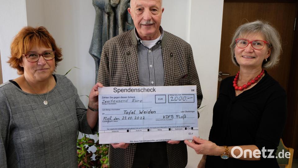 Vorsitzende Christina Schaller (links) überreichte dem Leiter der Weidener Tafel , Josef Gebhardt (Bildmitte) ,mit 2. Vorsitzende Renate Bock eine Spende in Höhe von 2000 Euro, die ausschließlich aus Geldern der Mitglieder stammen. Bild: le