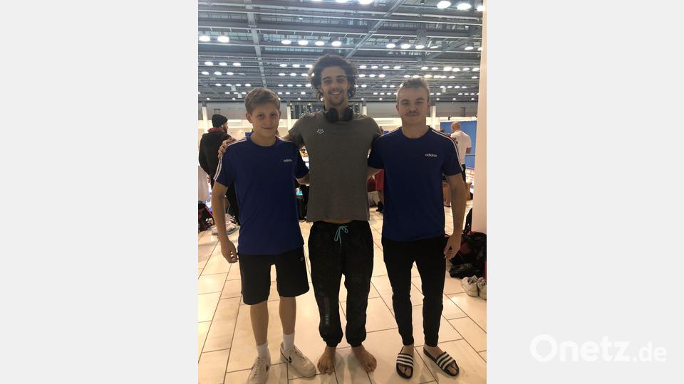 Leonhard Fütterer (links) und Fynn Legat (rechts) beim FINA-Swimming-Worldcup 2022 im Berliner Europa- Sportpark zusammen mit dem italienischen Doppelweltmeister Thomas Ceccon. Bild: rbg
