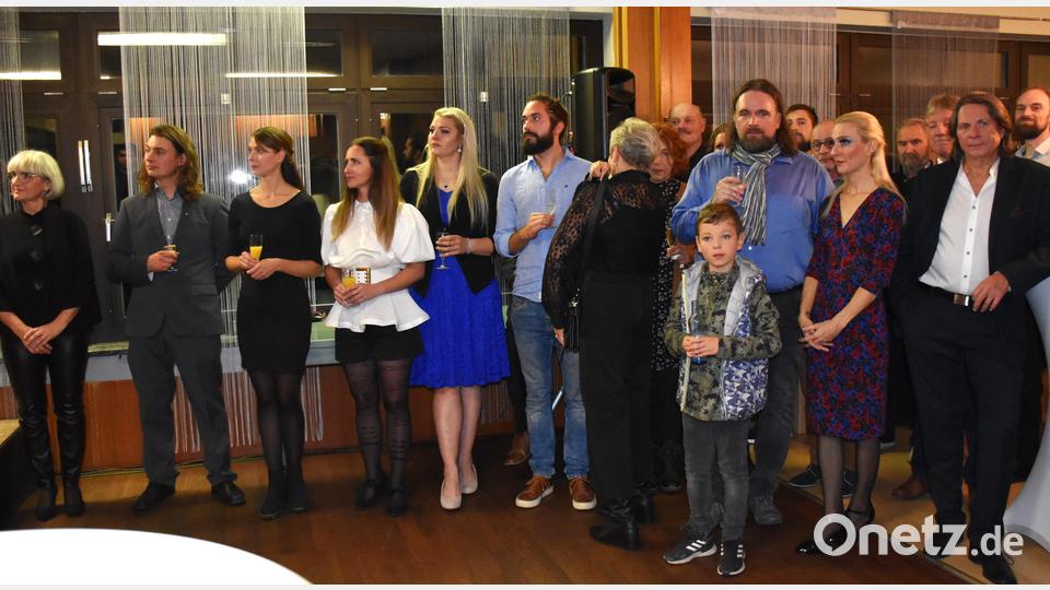 Erleichtert und glücklich feierten die Passionsdarstellerinnen und -darsteller und die Mitwirkenden hinter der Kulisse ihre erfolgreiche Premiere der &quot;Neuen Passion Tirschenreuth&quot;. Bild: ubb