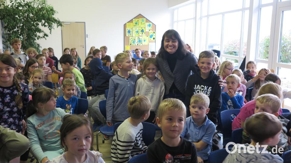 Bereitwillig beantwortete Christina Zetlmeisl (Mitte) Fragen der Schulkinder. Bild: jzk