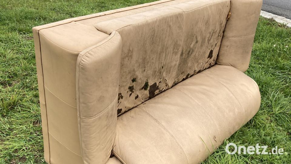 Das Möbelstück wurde Samstagnacht bis -vormittag abgestellt. Bild: PI Nabburg/exb