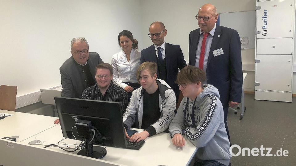 Bei ihrer Arbeit am PC ließen sich die Schüler Lars Schmidbauer, Collin Wilhelm und Kevin Glaser (vorne, von links) von Bürgermeister Toni Dutz, Studienrätin Kathrin Schieißl, stellvertretenden Landrat Dr. Alfred Scheidler und Studiendirektor Dr. Hermann Körner (von links) über die Schultern blicken. Bild: wro