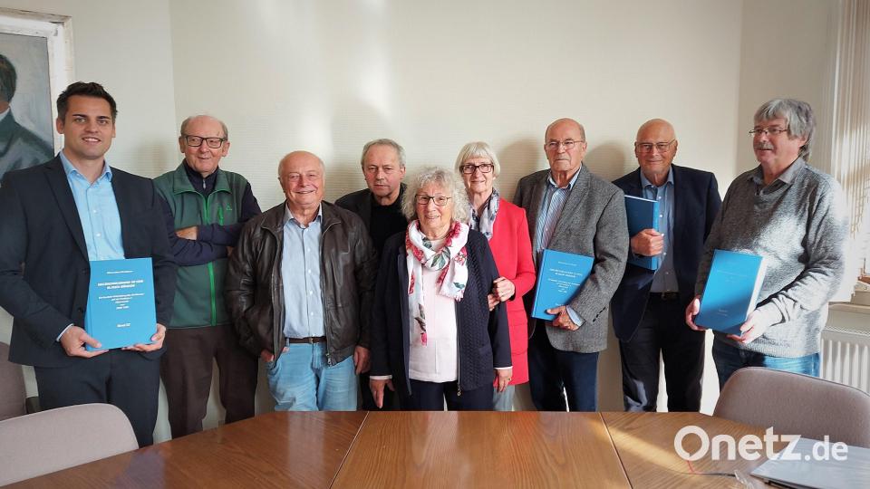 Maximilian Zinnbauer (Dritter von rechts) dankt seinem Team von Helfern und Unterstützern sowie Bürgermeister Rudolf Teplitzky (links) anlässlich der Herausgabe von drei neuen Quellenbänden zur Herrschaft im Pflegamt Murach. Bild: lg