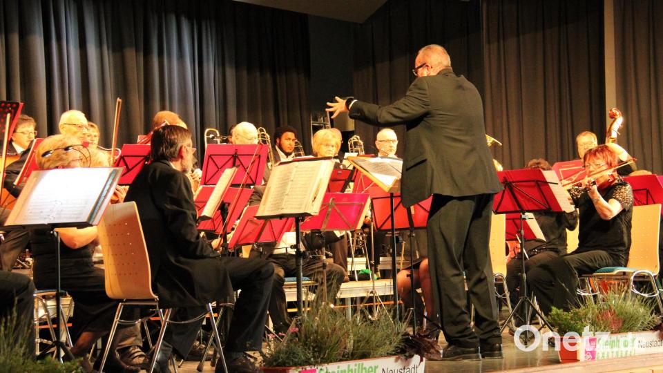 Ein abwechslungsreiches Konzert mit Walzern, Polkas und Märschen aus bekannten Operetten servierte das Neustädter Salonorchester unter der Leitung von Nicolaus Dick den gut 300 begeisterten Zuhörern in der Stadthalle. Bild: prh