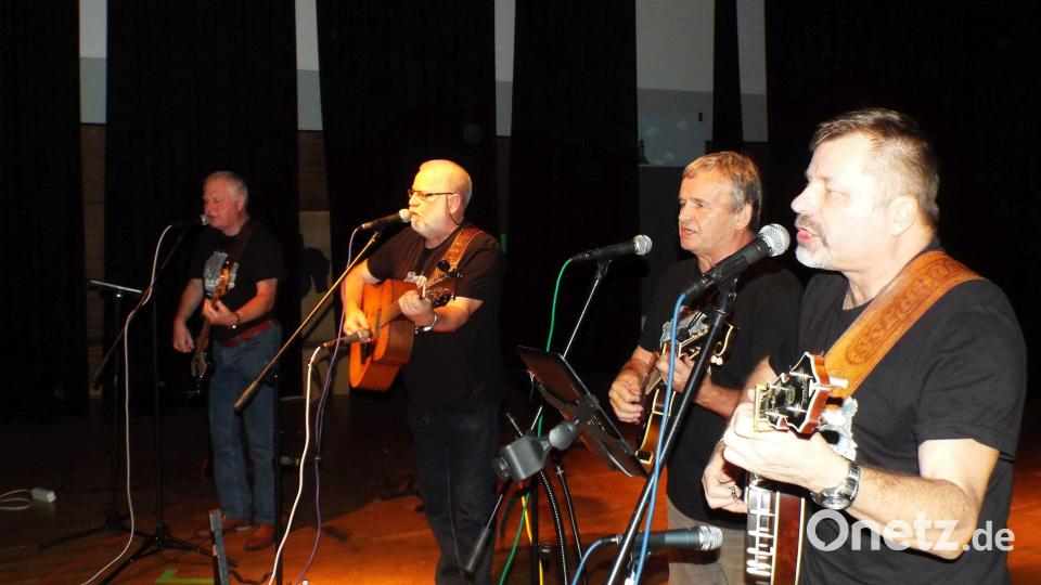 Die Gruppe "High-Grass" aus der Partnerstadt Holysov gibt in Kümmersbruck ein Konzert (von rechts): Petr Lang, Bratislav Habanal, Bandleader Jan Vobruba und Slavah Vrba. Bild: e