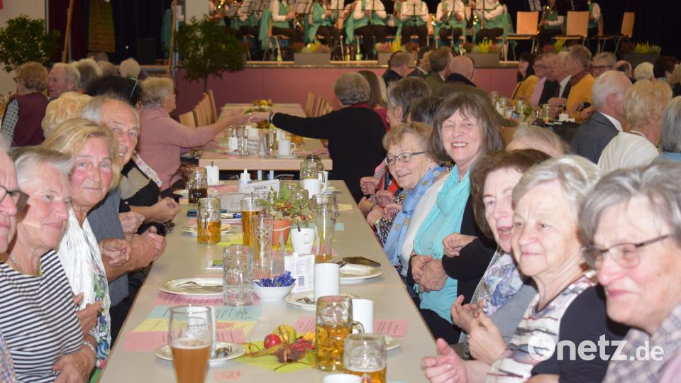 Frohsinn und gute Laune waren Trumpf bei Seniorennachmittag des Landkreises Schwandorf in der Nordgauhalle. Bild: bnr