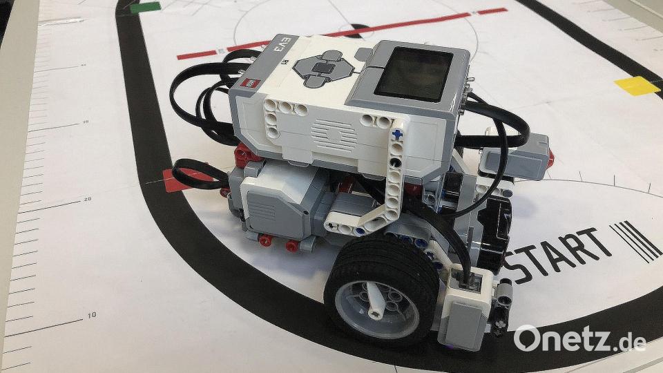 Das futuristisch aussehende Kleinfahrzeug wird von einer Software gesteuert, die auf Farben programmiert ist. Seine Runden drehte das Auto in der Schul-Aula. Bild: wro