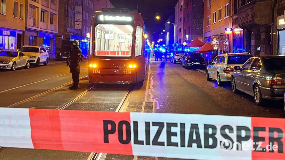 Ein Polizist steht mit einer Maschinenpistole hinter einer Polizeiabsperrung. Bild: Eberlein/vifogra/dpa
