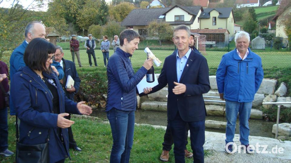 Bürgermeister Albert Geitner überreicht an Margit Dechant, welche sich ehrenamtlich am die neue Kneipp-Anlage kümmert, Führungen anbietet und in die Gedankenwelt des Wasser-Pfarrers Sebastian Kneipp einführt, ein kleines Geschenk. Bild: schß