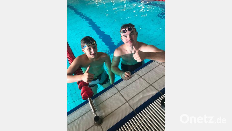 Leonhard Fütterer (links) und Fynn Legat: Daumen nach oben für tolle Leistungssprünge und vier neue persönliche Bestmarken beim FINA-Swimming-Worldcup 2022 in Berlin. Bild: rbg