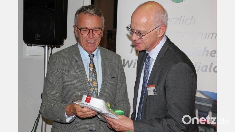 Bürgermeister Franz Stahl überreichte Walter Jonas, Regierungspräsident der Oberpfalz und Impulsredner beim zehnten Wirtschaftsdialog in Tirschenreuth, ein Markenzeichen aus der Stadt, ein Hatico-Hemd. Bild: kro