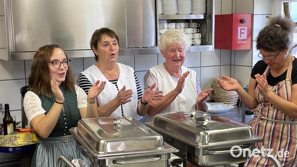 Kniadla-Weiber beim Vorbereiten des Stingl-Essens Bild: Jochen /exb