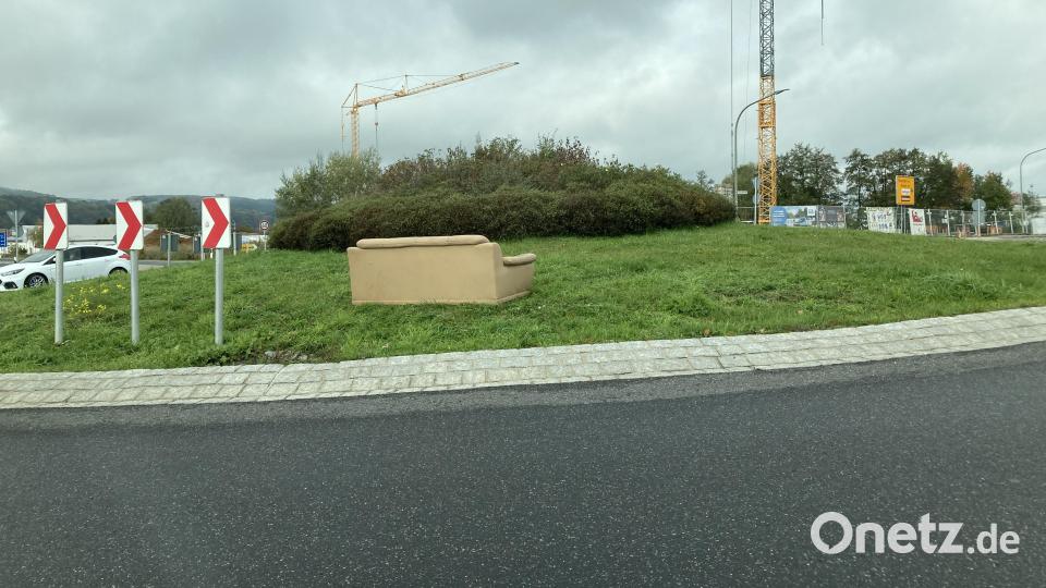 Am Kreisverkehr in Nabburg entdeckte die Polizei eine entsorgte Couch. Bild: PI Nabburg/exb