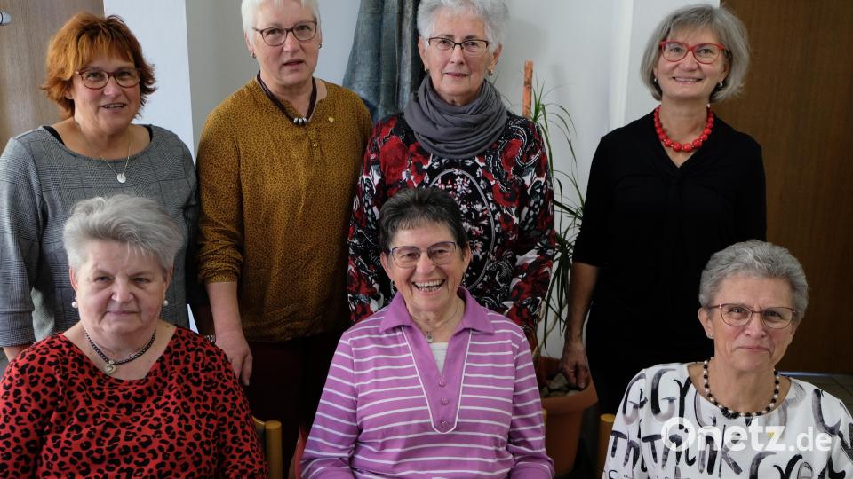 20, 40, 45, 50 und 60 Jahre halten sie dem Katholischen Frauenbund die Treue. Sitzend von links: Theresia Stadlbauer, Brigitte Bäumler und Irmgard Bergler. Stehend von links: Vorsitzende Christina Schaller, Margit Witzl, Erika Reber und 2. Vorsitzende Renate Bock. Bild: le