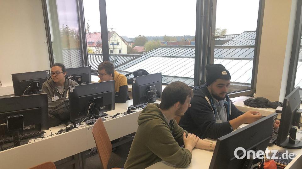 Am Tag der offenen Tür wird auch am Wochenende unterrichtet. Die Gelegenheit, den Schülern und Pädagogen über die Schulter zu schauen, nutzten etwa 150 Interessierte. Bild: wro