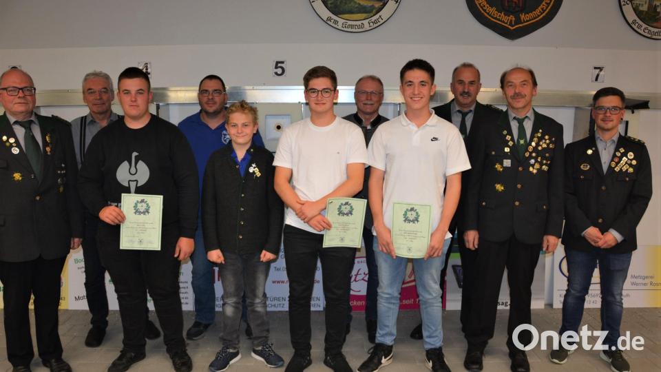 Ausgezeichnet wurden am Abend der Königsproklamation auch die neuen Vereinsmeister. Im Bild (von links) mit Vorsitzender Martin Dietz, Kurt Seleuthner, Max Erl, Andreas Waidhas, Lukas Weiß, Bürgermeister Max Bindl, Jan Wirnitzer, Peter Bauernfeind, Konrad Hart und Martin Fellner. Bild: jr