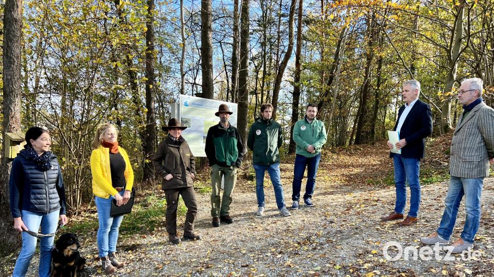 Ein „Herzensprojekt“ wird eingeweiht: Bürgermeister Thomas Meiler (Zweiter von rechts) sowie die Planer Herbert Hofberger (rechts) und Katrin Hartisch (Zweite von links) sind stolz, ebenso der stellvertretende Naturpark-Geschäftsführer Bernd Stengl (Dritter von rechts), Schäfer Thomas Müller (Vierter von links) und Gemeinderätin Birgit Neumann (links). Bild: Eichl