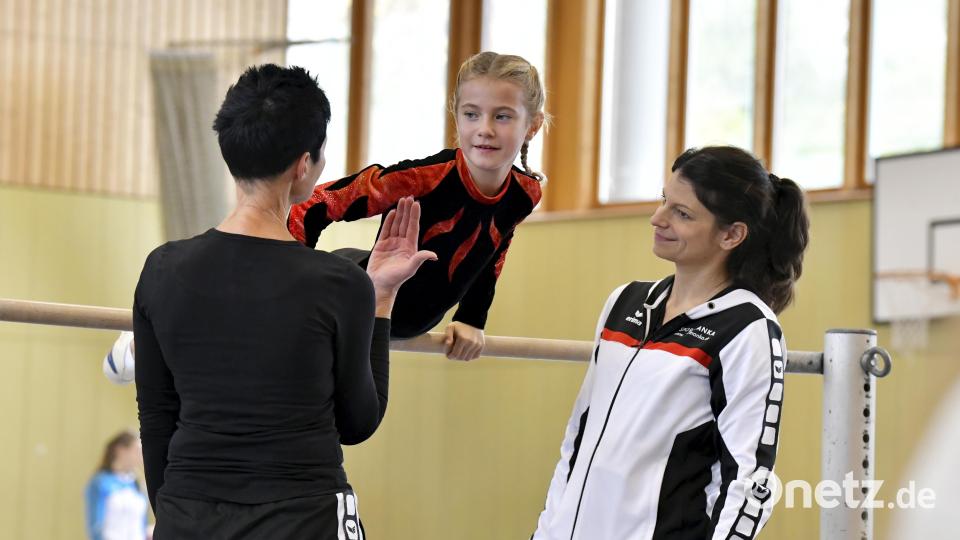 Annalena Prösl (Mitte) vom TuS Hirschau bekommt von ihren Trainerinnen Simone Neef (links) und Franziska Löser (rechts) Anweisungen. Bild: Hubert Ziegler