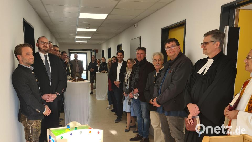 Die Ehrengäste überzeugten sich von der hellen und freundlichen Atmosphäre im neuen Kindergarten Weiherhammer. Bild: gmü