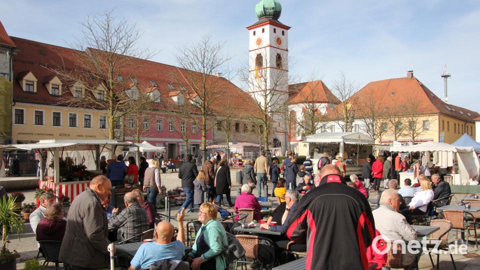 Ein Platz an der Sonne mit Blick auf den Jahrmarkt und die Stadtpfarrkirche. Bild: kro