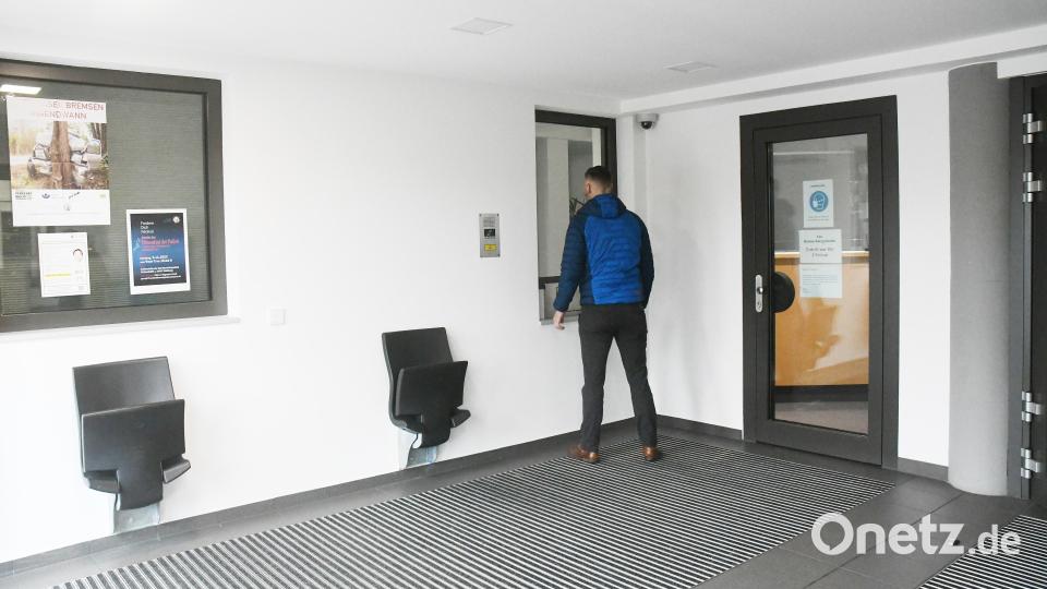 Besucher müssen sich anmelden, gewartet wird auf Stühlen, die an der Wand befestigt sind. Bild: Gabi Schönberger