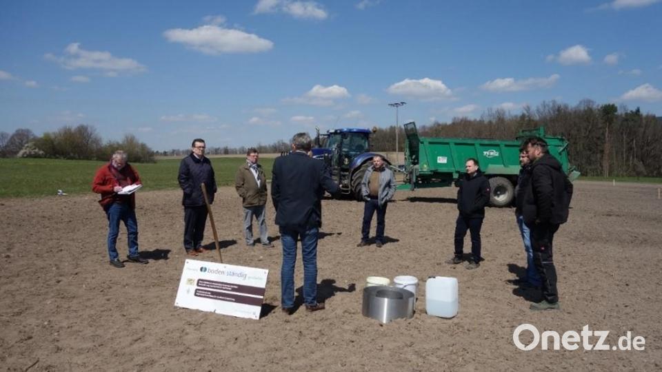Vertreter der ILE Frankenpfalz im Fichtelgebirge trafen sich vorab auf dem Versuchsfeld zu einer Informationsveranstaltung. Bild: ak