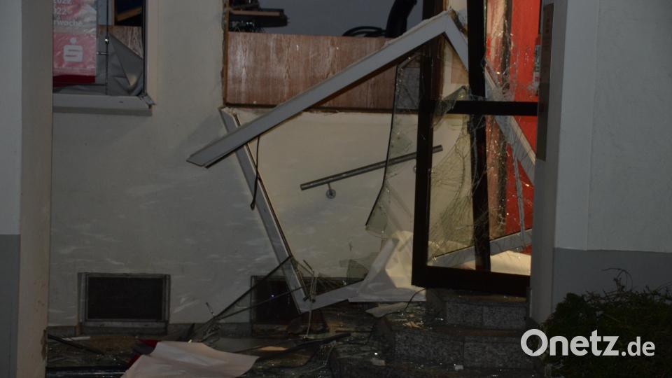 Unbekannte haben einen Geldautomaten der Sparkasse in Luhe gesprengt. Polizei und Feuerwehr sind am Tatort Bild: dob
