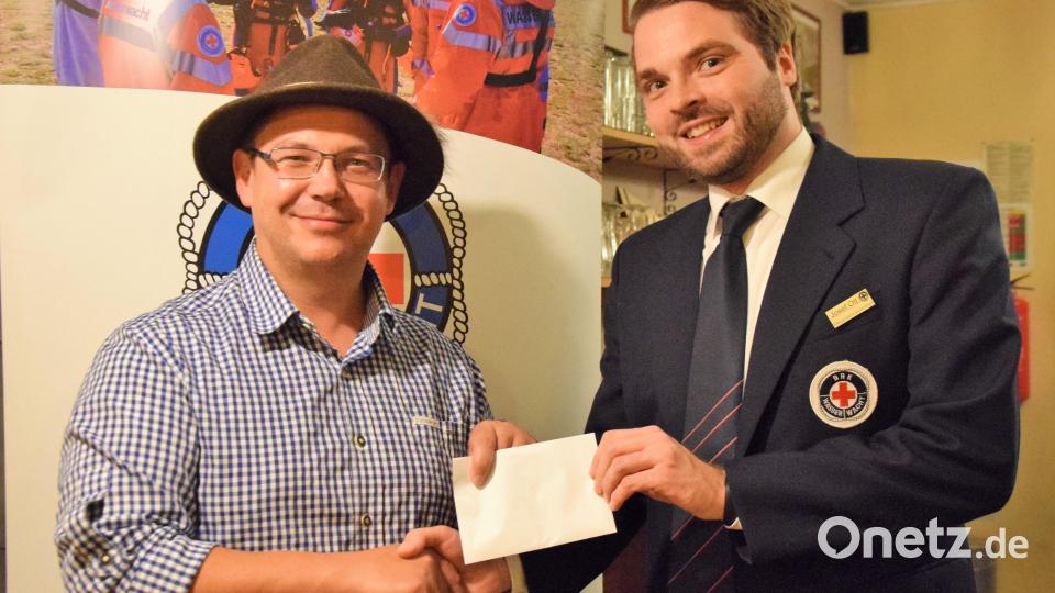 Mit einer Spende revanchiert sich Zoiglwirt Christian Biersack (links) für die Unterstützung beim Ausschank am 4. Juli zum Unabhängigkeitstag. Bild: myd