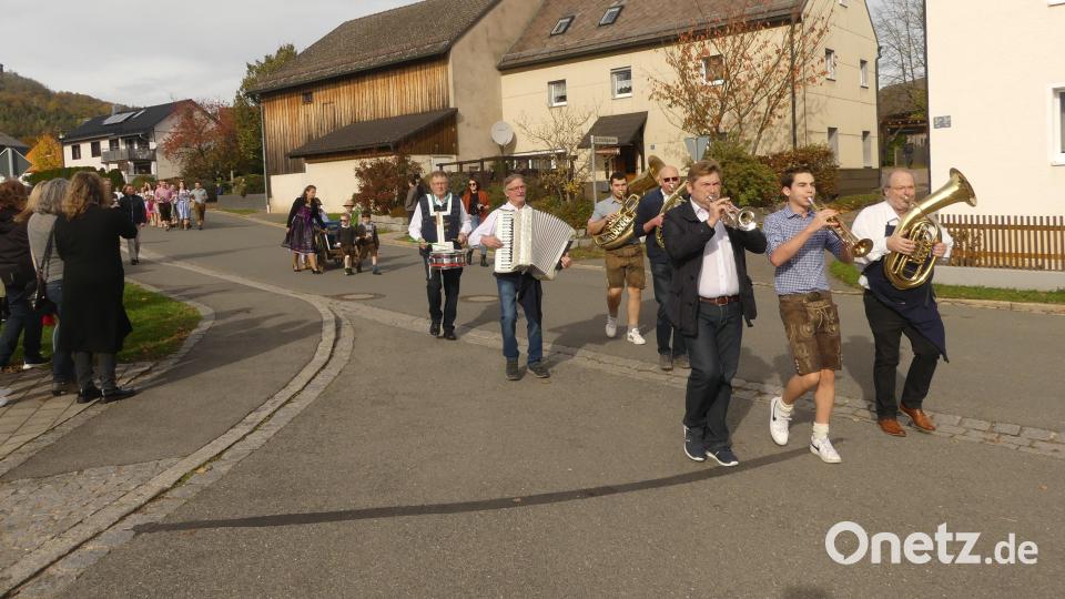 Einzug ins Dorf. Bild: rn
